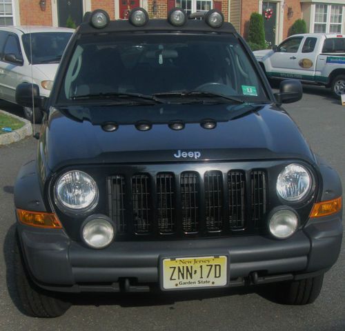 Jeep liberty-renegade edition- 2006 black brand new tires and brakes low reserve