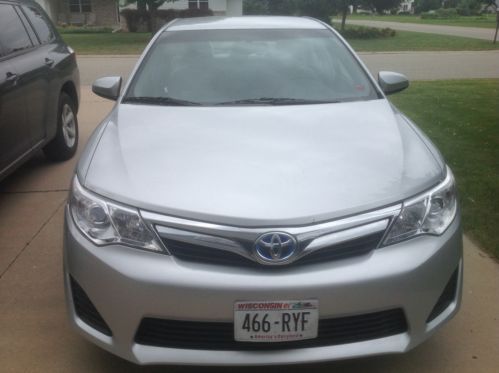 2013 toyota camry hybrid with 15500 miles, looks and feels new, blue tooth