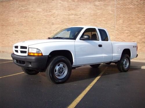 Dakota 4x4 -extended cab pickup-  only 31k miles!!!!! must see
