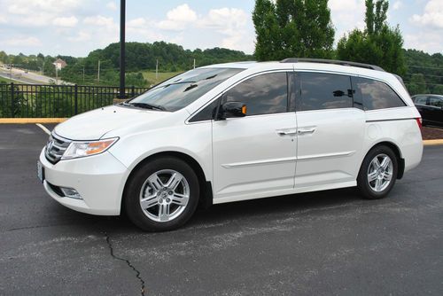 2013 honda odyssey touring  pearl white with only 4,xxx miles like showroom new