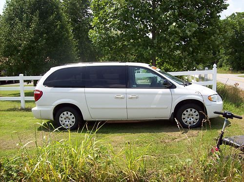 2007 chrysler town and country 7 passenger van
