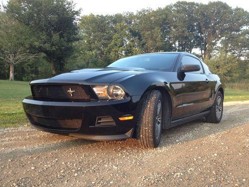 2011 ford mustang coupe 3.7l - excellent condition!