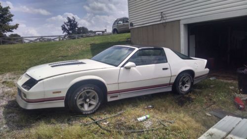 1986 z28 camaro with t tops. 305 tunedport injection. been in garage for 15 year