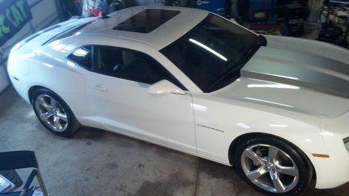 2010 chevrolet camoro white w/ sliver two tone strips  rs rally sport