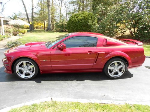 Ford mustang 2006 gt coupe pemium 15,389 miles 5-speed manual mint condition