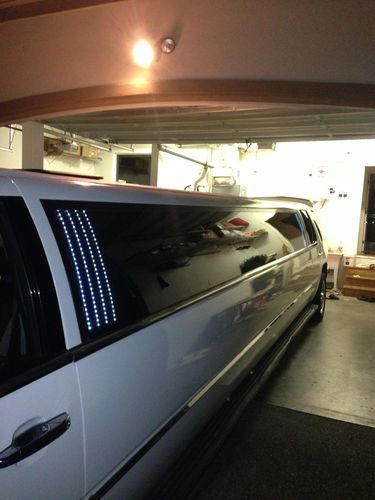 White color great condition limo with nice rims and beatiful lights