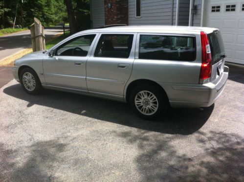2005 volvo v70 wagon, front wheel drive, non turbo/ loaded, excellent shape