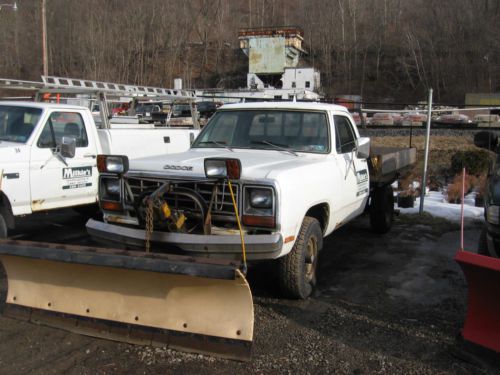 1984 dodge power ram 150 , 4 x 4, snow plow truck, steel flatbed