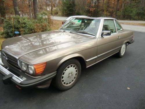 1987 mercedes benz 560 sl- convertible 2 dr- includes both hard top and rag top