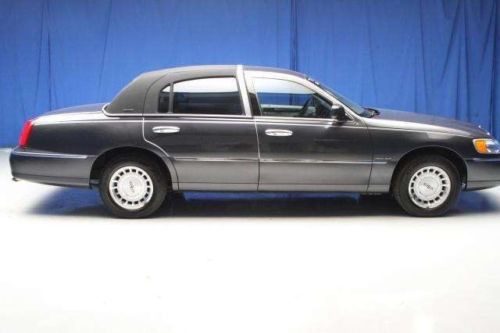 1999 lincoln town car executive sedan 4-door 4.6l