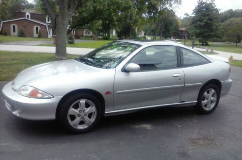 Used vehicle 2002 gray chevrolet cavalier - great condition - great price