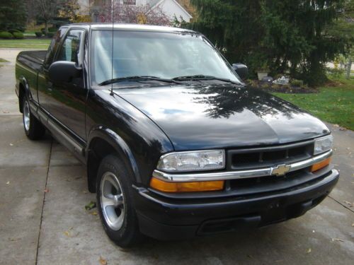 Extra clean 2001 chevy s-10 automatic 2wd extended cab fiberglass cap