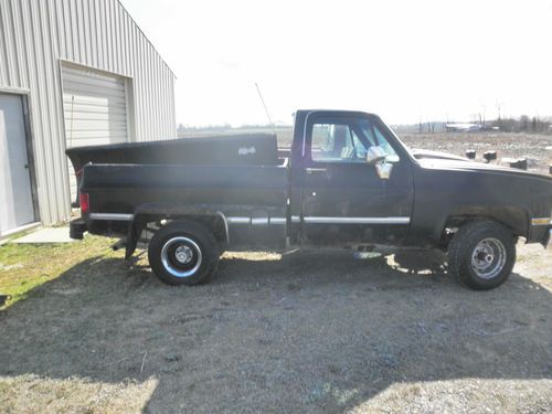 1986 chevy  1/2 ton truck with plow