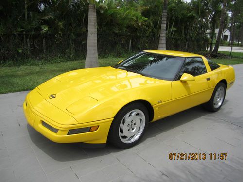 1995 chevy corvette hatchback - yellow - nice