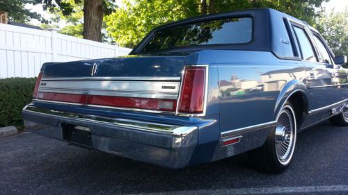 1988 lincoln town car signature series...low miles.. &#034;near mint condition&#034;