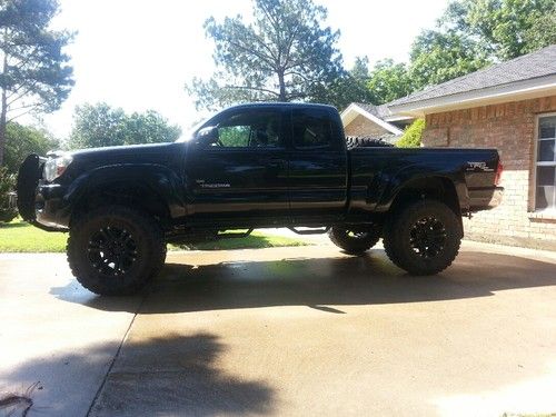 2008 toyota tacoma 4x4 lifted, supercharged. trd exh pipe, tip. custom paint