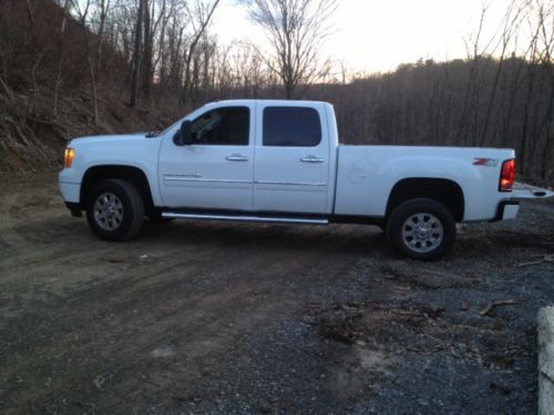 2013 denali white gmc sierra 3500hd in excellent condition, only 1500 miles