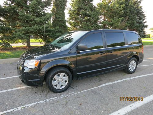 2009 chrysler town &amp; country minivan town and country 3.3 low miles