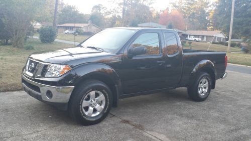 2010 nissan frontier 4x4 se king cab in like new condition!