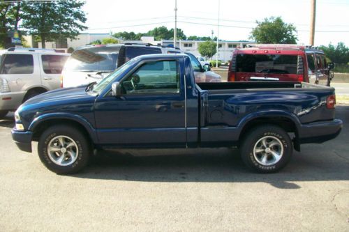 No reserve ! 02 chevy s10 pickup truck ls flare side regular cab 4 cyl. 5 speed