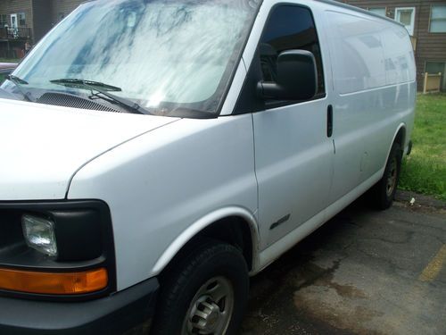 2005 3500 white chevy express van