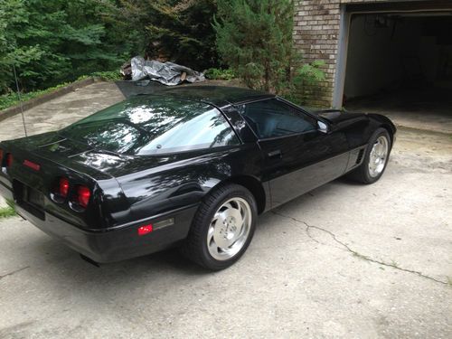 Like new black 1996 chevrolet corvette 2 door coupe