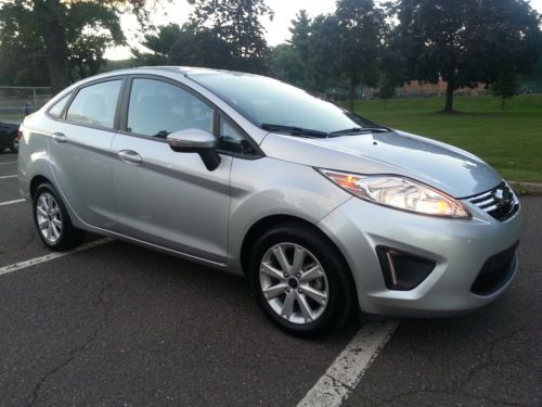 Steal the deal !! *** 2013 ford fiesta se *** very clean *** 3,400 miles ***