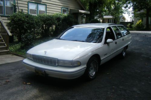 1992 chevrolet caprice base wagon 4-door 5.7l, white/red interior, automatic.