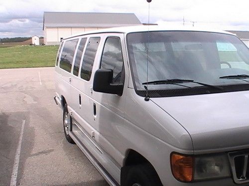 2005 ford e-350 club wagon xlt extended passenger van 2-door 5.4l w/ video