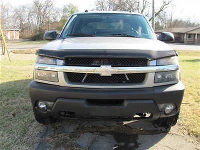 Wow!2005 chevy avalanche 2500 lt 4x4.3/4 ton with 8.1 v8!.a show dog* 78k miles*