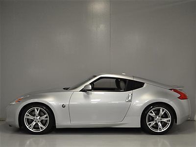 2009 nissan 370z silver with gray leather interior, only 31397 miles.