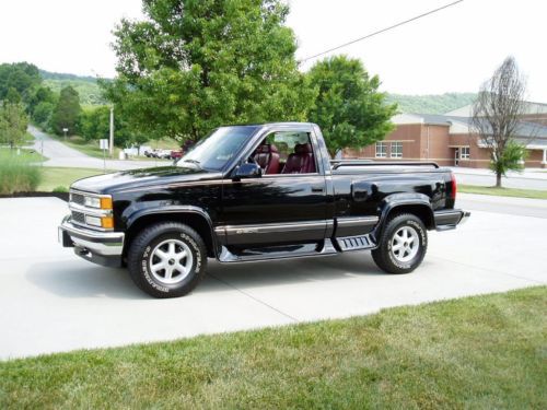 1995 chevrolet 1500 silverado 4x4. 27k miles. 1 owner. the best 95 you will find