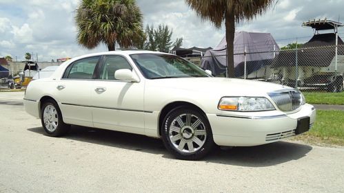 2004 lincoln town car ultimate , moonroof , cd,  showroom condition , no reserve