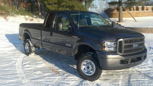 2004 ford f350 xlt 4x4 only 22,000 miles!!