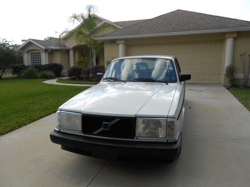 1992 volvo 240 watch the you-tube video 4cyl 2.3l clean carfax included