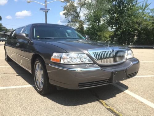 2007 lincoln town car  picasso limousine impecable condition.