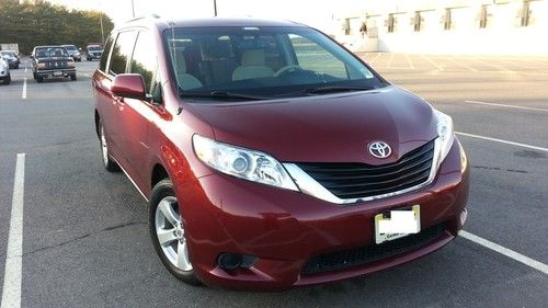2011 toyota sienna le with dual dvd players