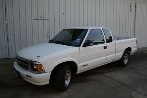 Extra clean used white s-10 v8 extended cab truck