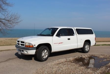 1997 dodge dakota club cab 5.2l v8 248,000mi. sport trim, bright white.