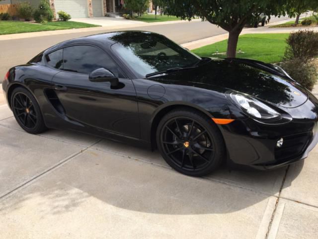 Porsche: cayman black