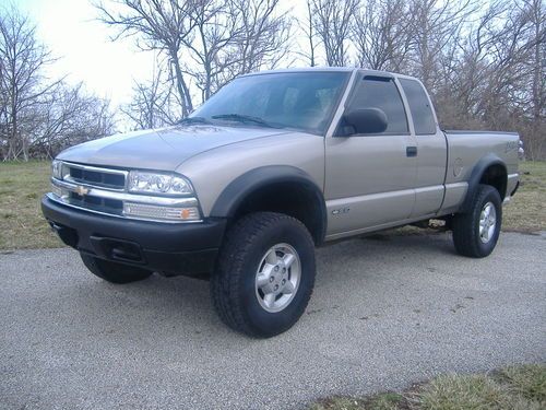 Nice 2000 ext cab chevy s10 zr2  new tires