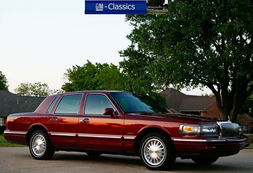1997 lincoln town car loaded astro roof touring and in collector hands!