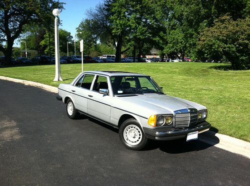 1984 mercedes 300d turbo, silver, great condition, daily driver, sunroof