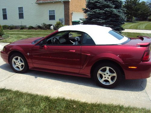 Extra clean low miles 2003 ford mustang base convertible 2-door 3.8l low reserve