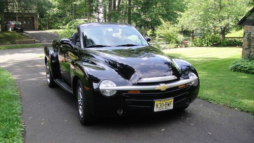 2005 chevy ssr base convertible 2-door 6.0l, 12,600 miles, black/silver
