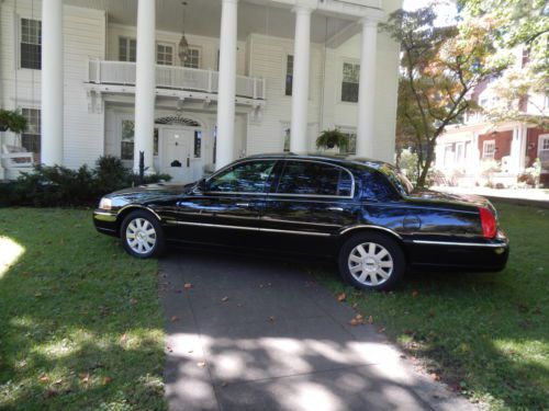 2006 lincoln towncar executi  this car would pass for 40,000 or less