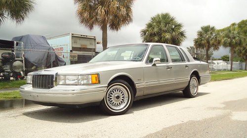 1992 lincoln town car signature, 30,000 orig miles selling no reserve