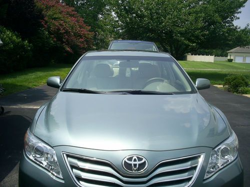 2011 toyota camry xle - sunroof - $19500- very clean - only 8500m